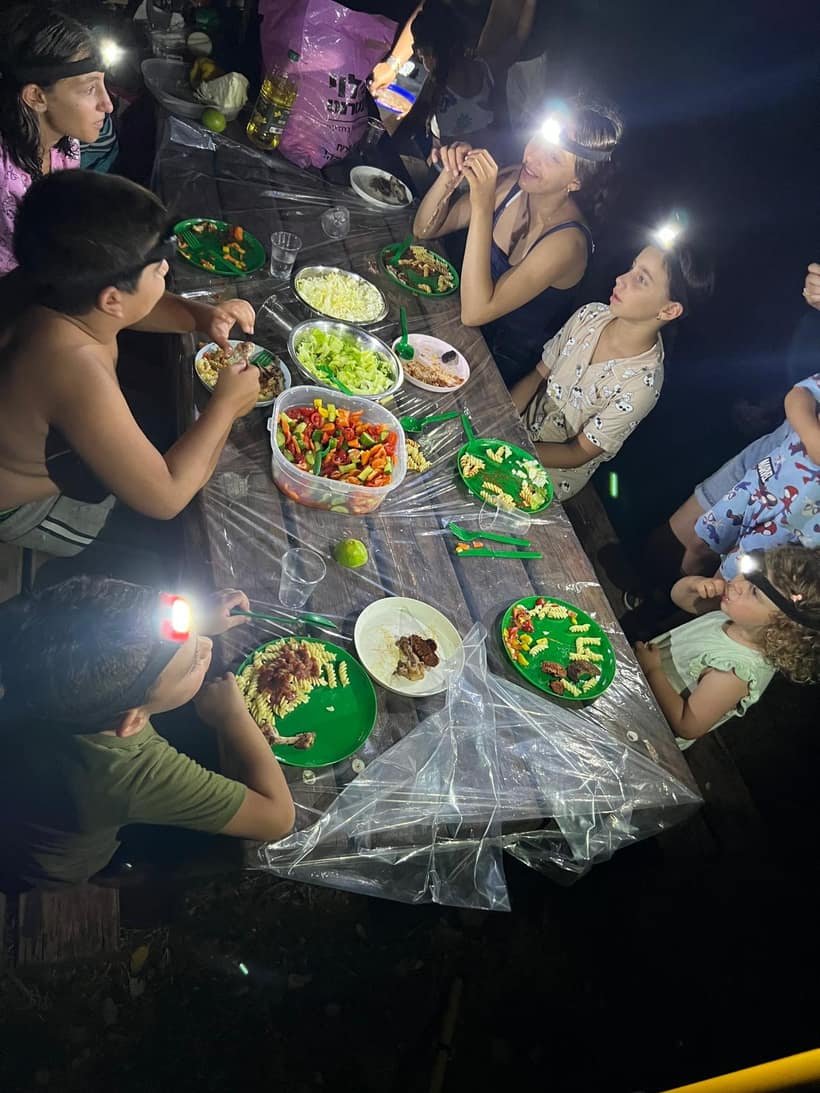 ארוחת ערב בחושך עם פנסי ראש